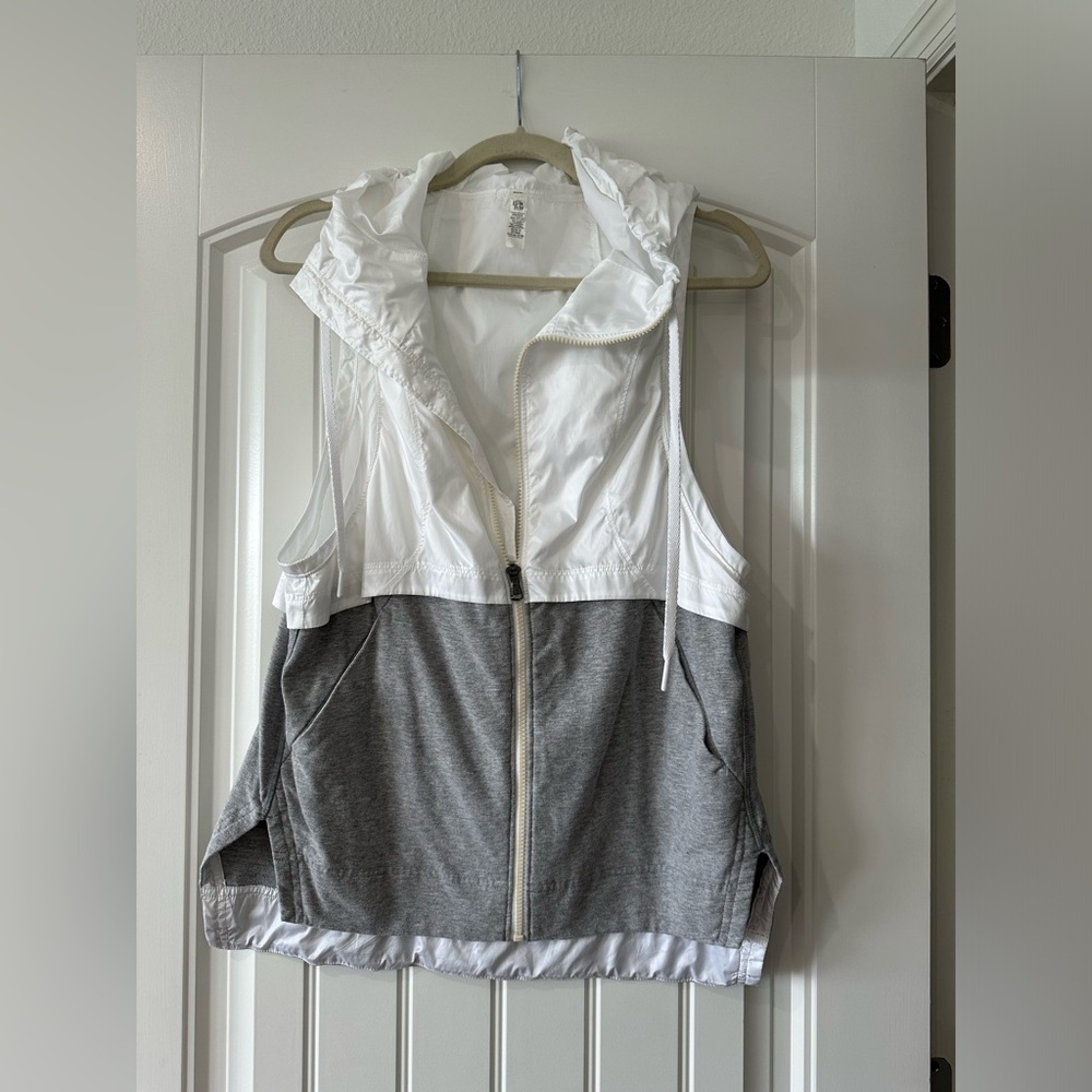 UNDER ARMOUR HOODED VEST